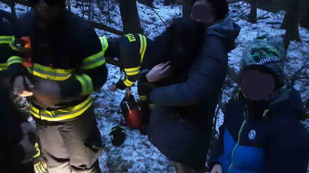 Hasiči v Mohelnici zachránili psa, který spadl do nepoužívané štoly